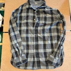 Kids button down flannel long sleeve shirt, sleeves wrinkled, great condition